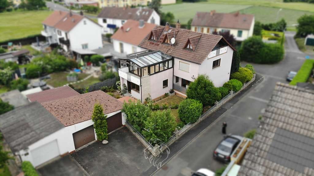 Immobilie in Volkach - Großzügig und vielseitig nutzbar -  Doppelhaushälfte in ruhiger Lage von Volkach - Bild 0