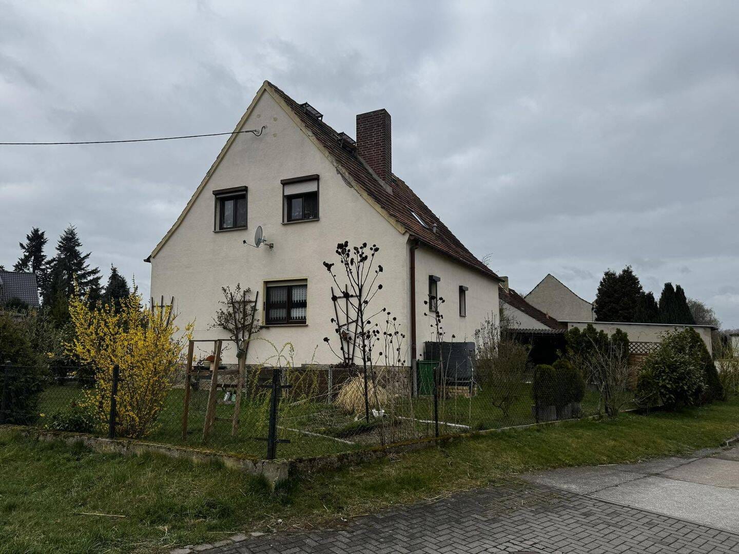 Immobilie in Dommitzsch - Einfamilienhaus mit pflegeleichten Grundstück und 2 Nebengelassen in Elsnig bei Torgau zu verkaufen - Bild 1