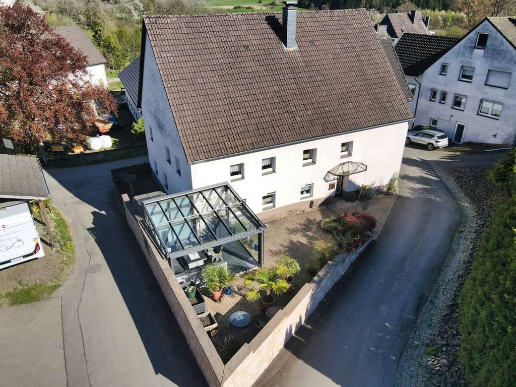 Immobilie in Meinerzhagen - VR IMMO: Saniertes Bauernhaus mit Wohnmobil-Carport – wenig Grundstück, viel Komfort. - Bild 1