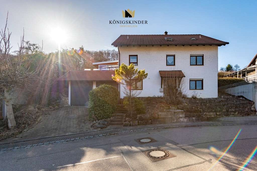 Immobilie in Gruibingen - Großzügiges Einfamilienhaus mit Wintergarten, Kaminofen, Garten und 2 Garagen in idyllischer Lage - Bild 2