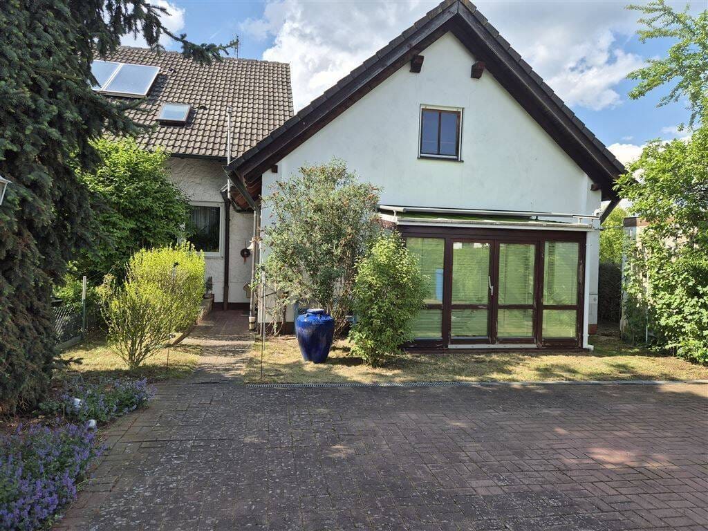 Immobilie in Allersberg - "Landhausig" Wohnen in LÄNDLICHER IDYLLE Nähe ROTHSEE! Gepflegter Wohnhausanbau im Stil einer DHH, mit VIELEN MÖGLICHKEITEN! - Bild 0
