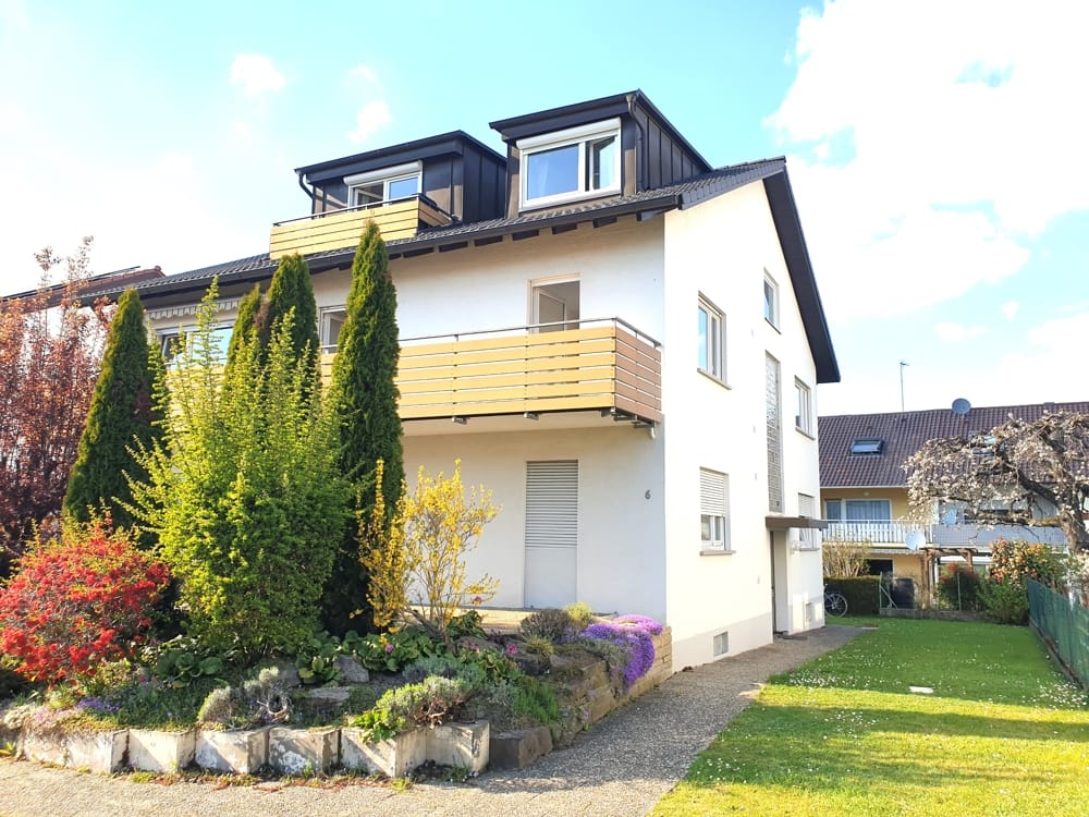 Immobilie in Waldbronn - 3 FAMILIENHAUS IN SEHR BEGEHRTER LAGE MIT TERRASSE, BALKONEN, 2 GARAGEN SOWIE 2 STELLPLÄTZEN - Bild 2