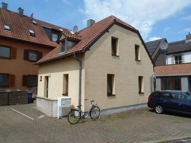 Immobilie in Bergtheim - Kleines Haus, 3 Zimmer, Wfl. 85 qm, Stellplatz, Bad m. Wanne, Heizung mit Solarthermie 2021 neu - Bild 1