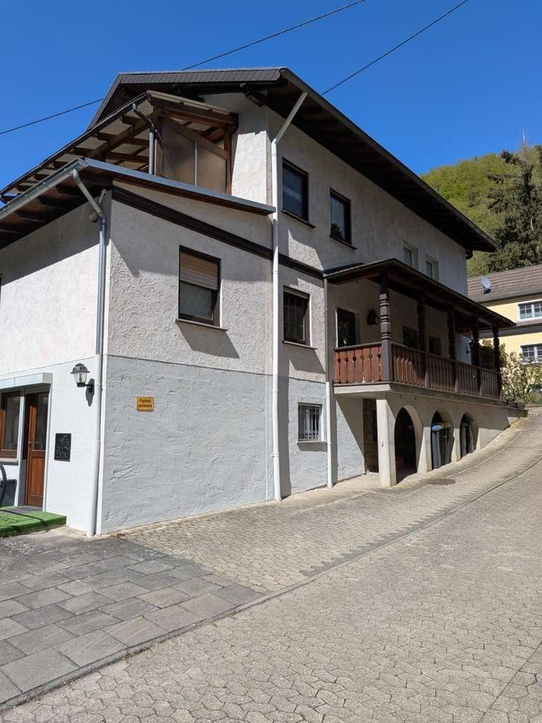 Immobilie in Altenahr - Gepflegtes freistehendes Zweifamilienhaus nutzbar mit 5 Zimmern und Garage in Altenahr - Bild 1