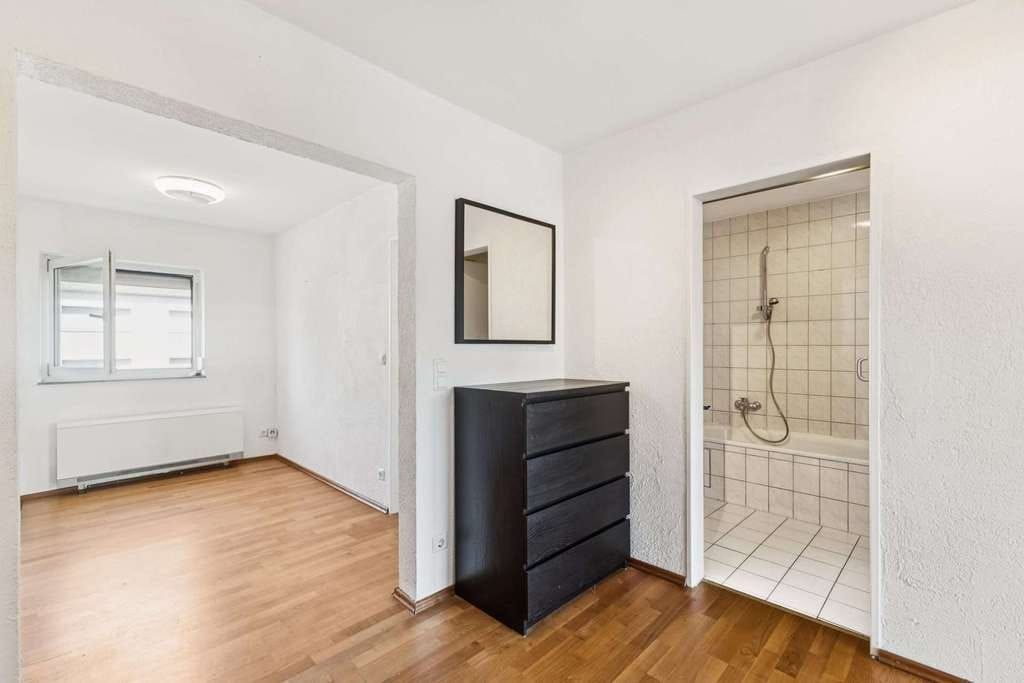 Immobilie in Walheim - Charmante 3,5-Zimmer-Wohnung mit guter Aufteilung, Balkon, Einbauküche und zwei Stellplätzen - Bild 4