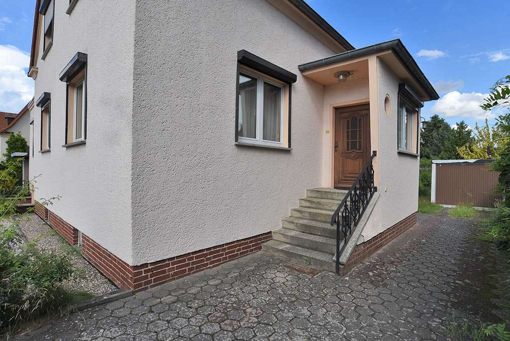 Immobilie in Rathenow - Ein- bis Zweifamilienhaus mit Vollkeller, zwei Garagen und Ausbaureserve - Bild 3