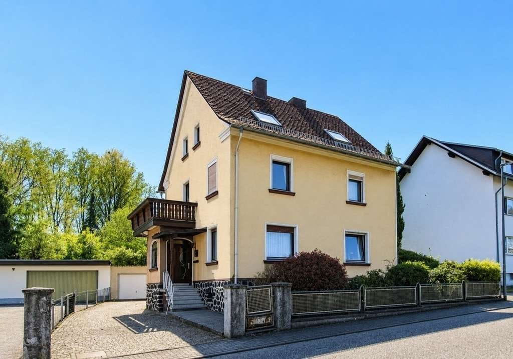 Immobilie in Waldbrunn - Einfamilienhaus mit Nebengebäude und Garage auf großem Grundstück in Waldbrunn-Hausen - Bild 1