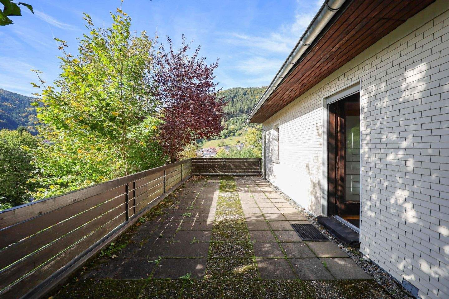 Immobilie in Todtnau - Charmantes Ein- oder Zweifamilienhaus mit Aussichtslage in Todtnau - ideal als Wohn- oder Ferienhaus - Bild 3