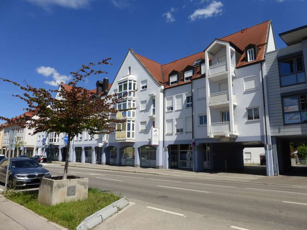 Immobilie in Königsbrunn - MITTEN IM ZENTRUM - GEMÜTLICHES APARTMENT MIT BALKON, EINBAUKÜCHE UND EINBAUSCHRANK - SOFORT FREI - Bild 0