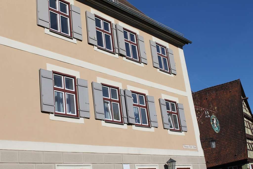 Immobilie in Dinkelsbühl - Hochwertig sanierte, lichtdurchflutete 3-Zimmer-Altstadtwohnung mit Aufzug, Balkon und Garage - Bild 3