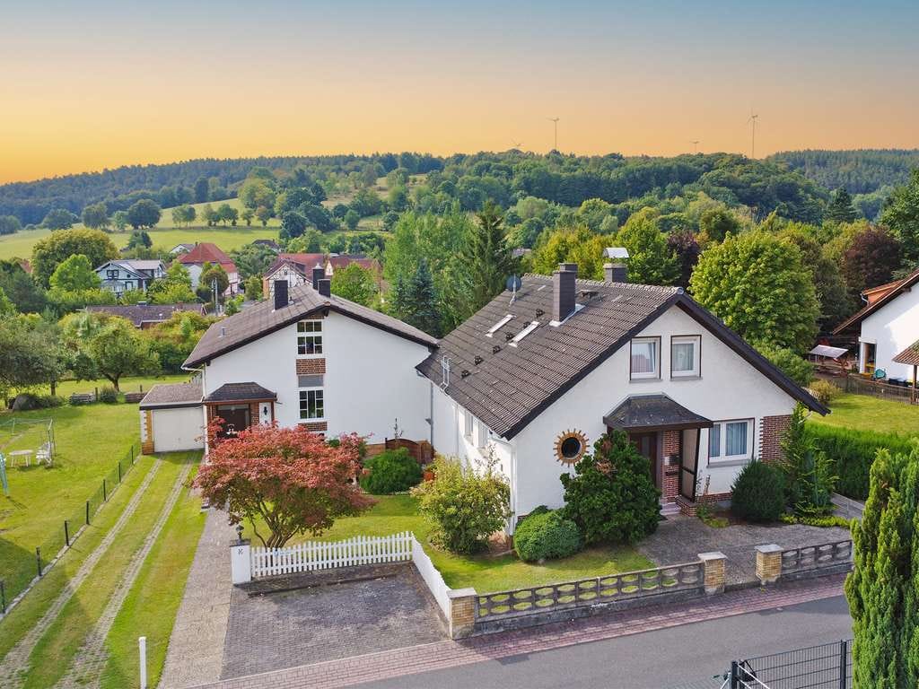 Immobilie in Wildeck - Familienfreundlich und flexibel - zwei Einfamilienhäuser mit großem Garten und Ensemblecharakter - Bild 0