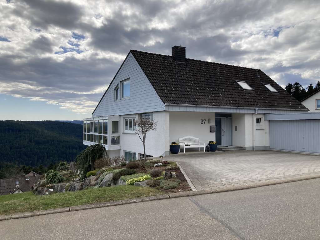 Immobilie in Aichhalden - **Einzigartiges Wohnen mit spektakulärer Aussicht plus Grundstücksreserve** - Bild 0