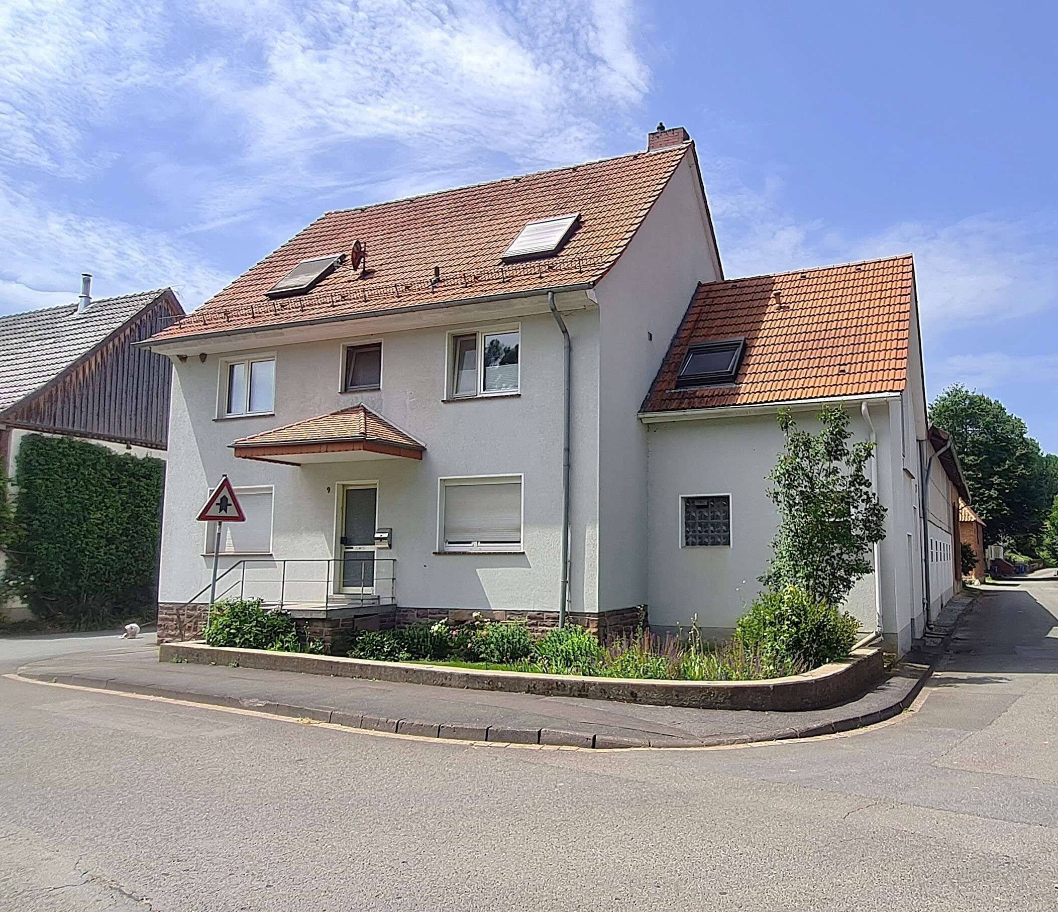 Immobilie in Warburg - Modernisiertes Einfamilienhaus mit Gewerbe- oder Lagerfläche in Warburg-Dalheim - Bild 0