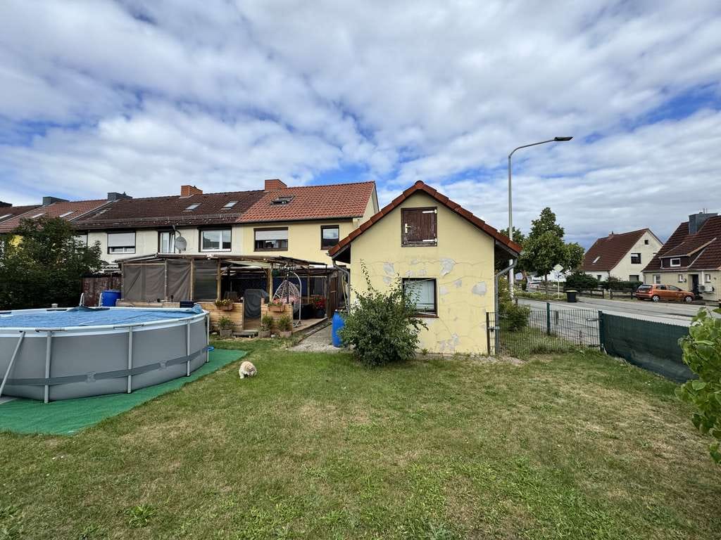 Immobilie in Mölln - Mölln - Vermietetes Eindreihenhaus mit Garage, Teilkeller und großzügigem West-Grundstück - Bild 1