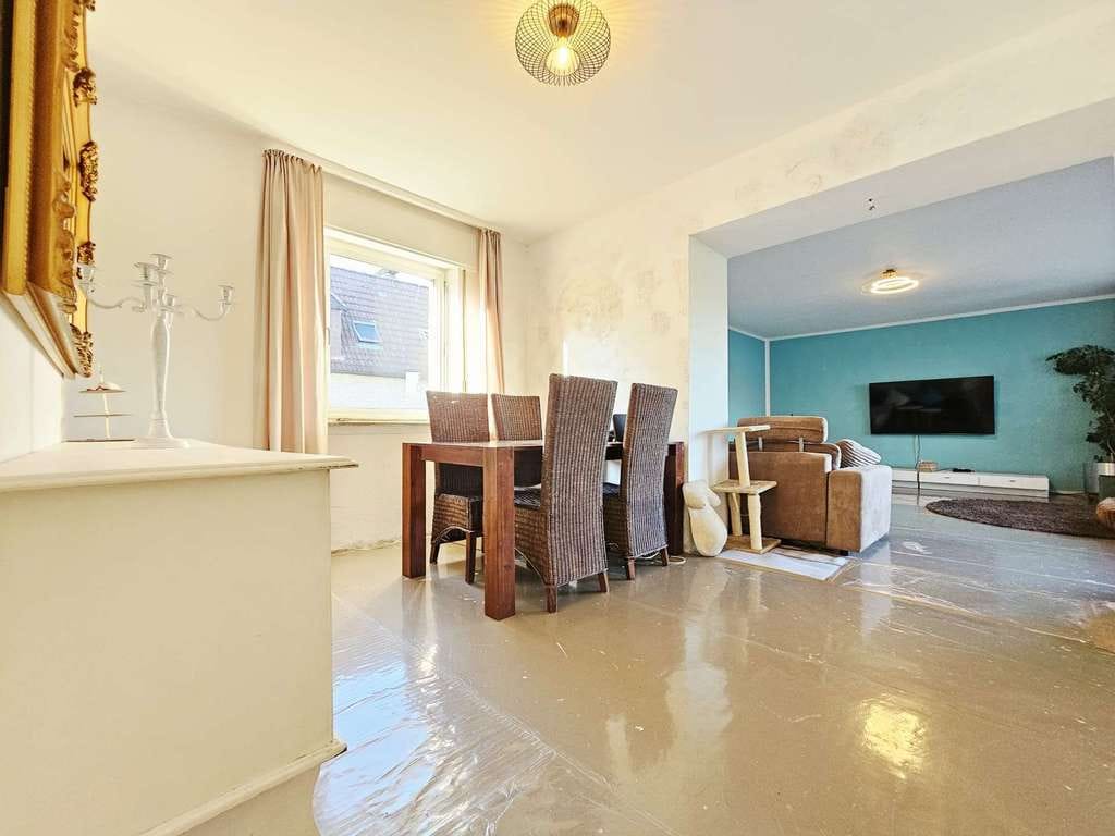Immobilie in Leopoldshöhe - Großzügiges Zweifamilienhaus mit über 2.065 m² Grundstück und zusätzlichem Entwicklungspotenzial - Bild 2