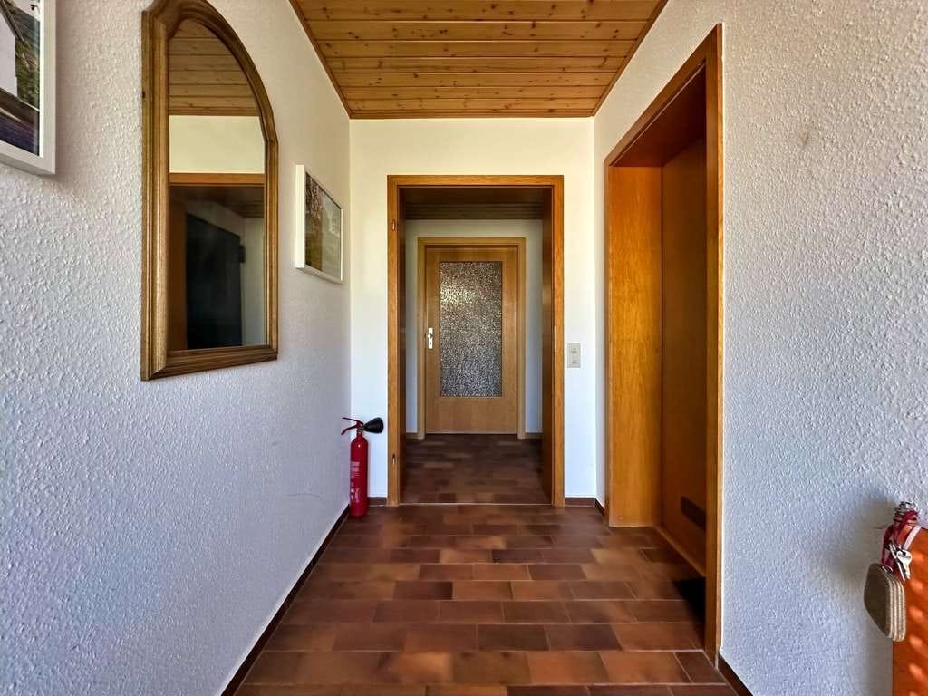 Immobilie in Dettingen an der Erms - Zweifamilienhaus mit Einliegerwohnung, Doppelgarage in ruhiger Sackgasse - Bild 1