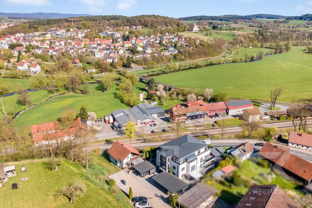 Immobilie in Neustadt an der Waldnaab - Exklusives Penthouse mit privater Etage, spektakulärer Aussicht und umlaufender Terrassenlandschaft - Bild 1