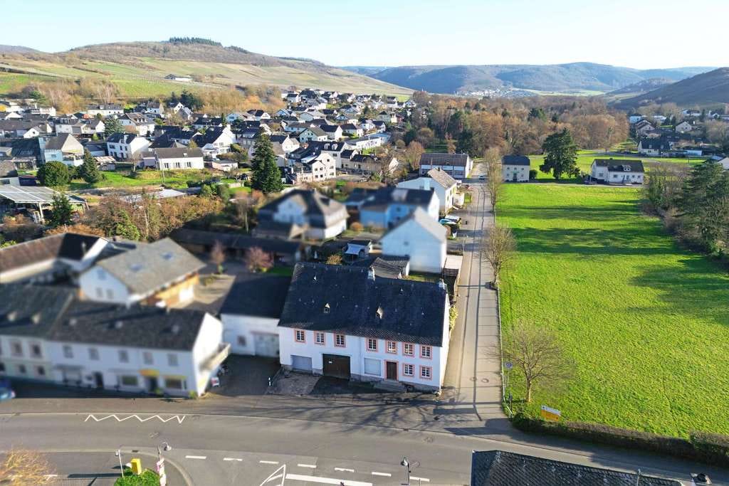 Immobilie in Mülheim an der Mosel - Mülheim (Mosel): Historisches Winzeranwesen mit ansprechendem Garten, Scheune und schöner Wohnlage - Bild 1