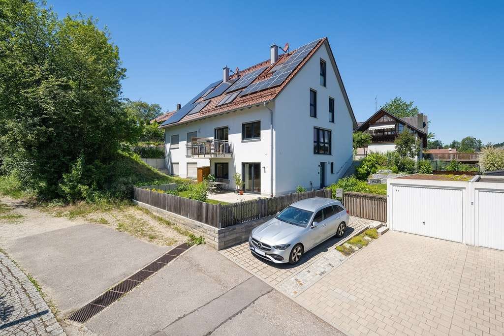 Immobilie in Buch am Erlbach - Zeitgemäßer Wohnkomfort KfW 55 - top moderne DHH in Ortsrandlage mit PV-Anlage.   - Bild 1