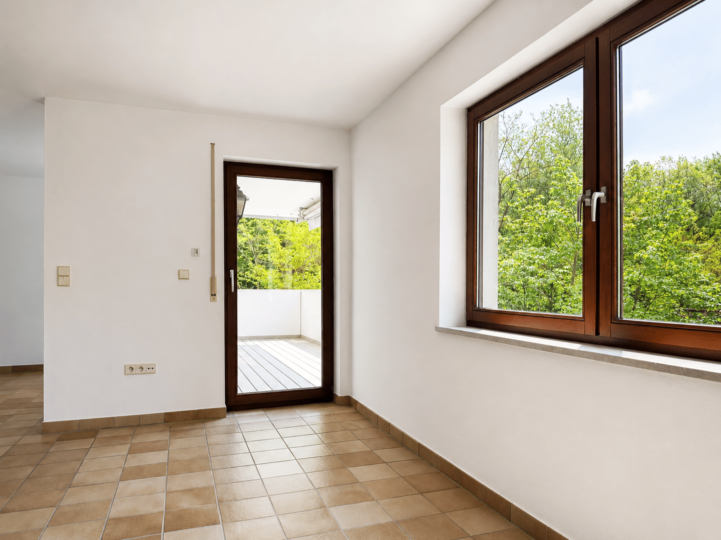Immobilie in Zirndorf - Urbanes Wohnen mit Blick ins Grüne: Helle 3- bis 5-Zi.-Whg. mit  Süd-West-Balkon und 2 Garagen - Bild 4