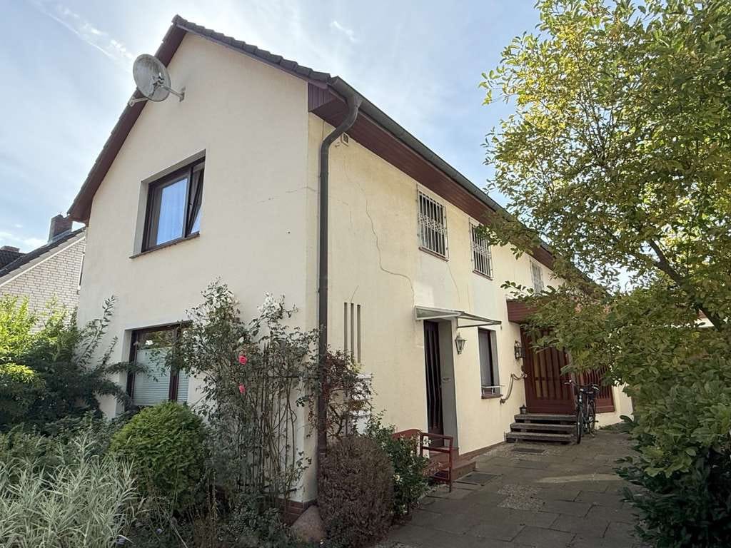 Immobilie in Elmenhorst - Großes Einfamilienhaus mit Einliegerwohnung, Keller, Garage und großem Garten in guter Ortslage - Bild 1
