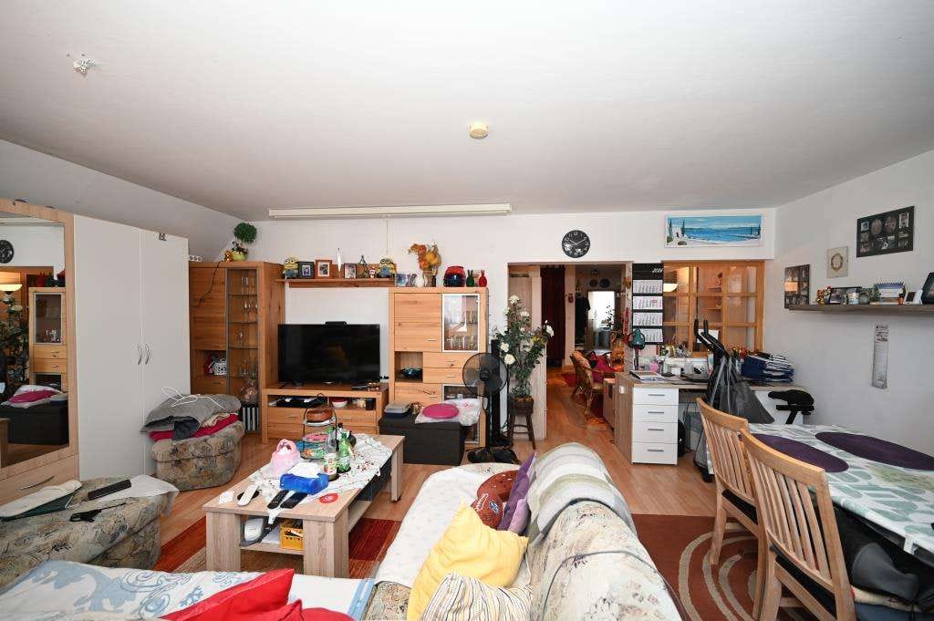 Immobilie in Berg b.Neumarkt i.d.OPf. - Attraktive, vermietete Wohnung 
mit sehr gutem Grundriss!  
   Berg - Zentrum - Bild 2