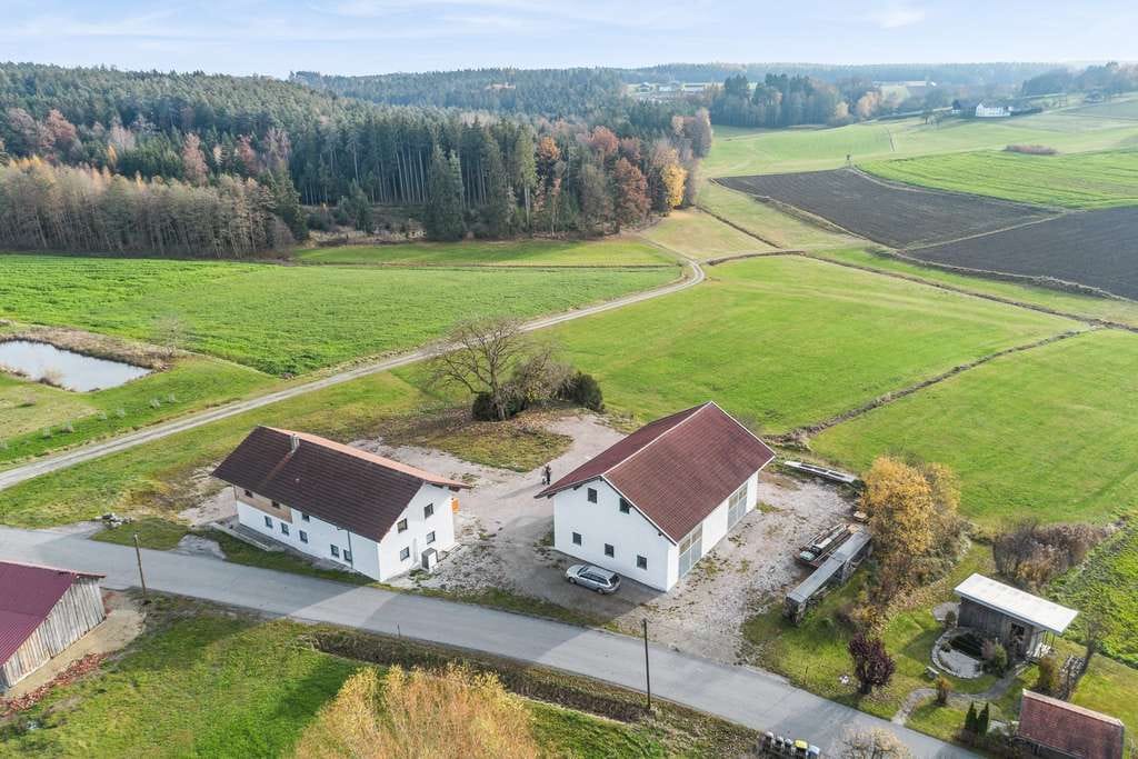 Immobilie in Arnstorf - Ehemalige Hofstelle, mit modern renoviertem Wohnhaus und  Wald-/Wiesenflächen - Bild 0