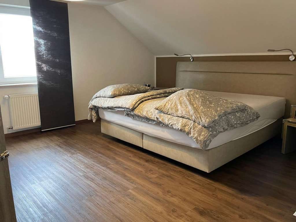 Immobilie in Burglengenfeld - Geräumiges Zweifamilienhaus mit zwei Garagen und großem Grundstück in Burglengenfeld - Bild 2