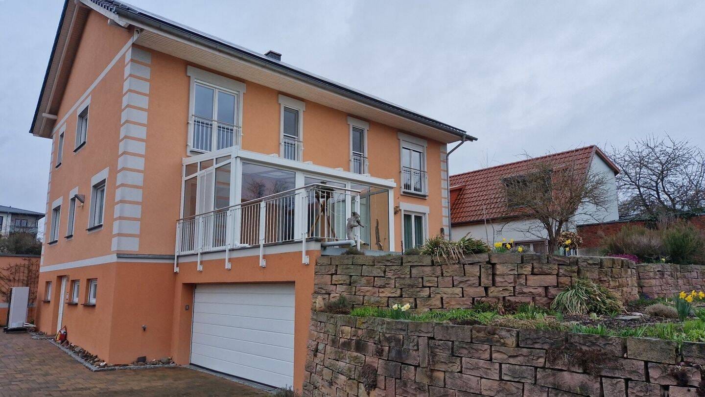 Immobilie in Wolmirstedt - Einfamilienhaus mit Einliegerwohnung,Wintergarten und Garage für vier Autos in ruhiger Lage - Bild 0