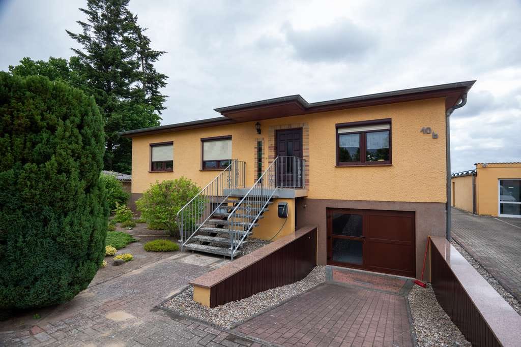 Immobilie in Torgelow - Einfamilienhaus, großzügiges Grundstück, Doppelgarage in Torgelow nahe Ueckermünde und Pasewalk - Bild 1