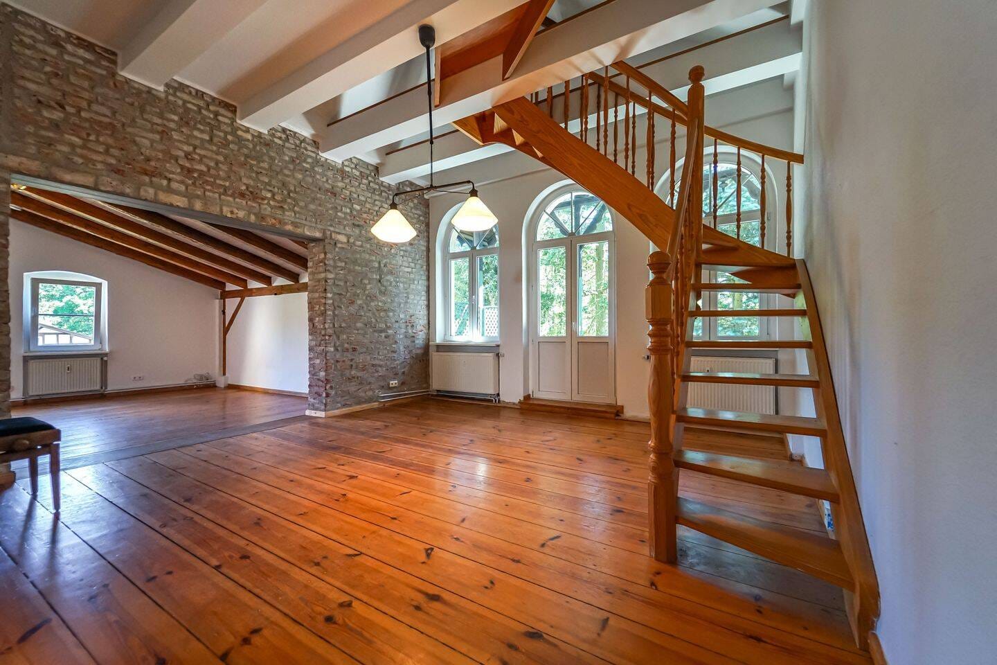 Immobilie in Grünheide (Mark) - Historischer Villencharme trifft auf Wohnen im Grünen - 4, 5 Zimmer Wohnung mit Balkon! *Provisionsfrei* - Bild 2