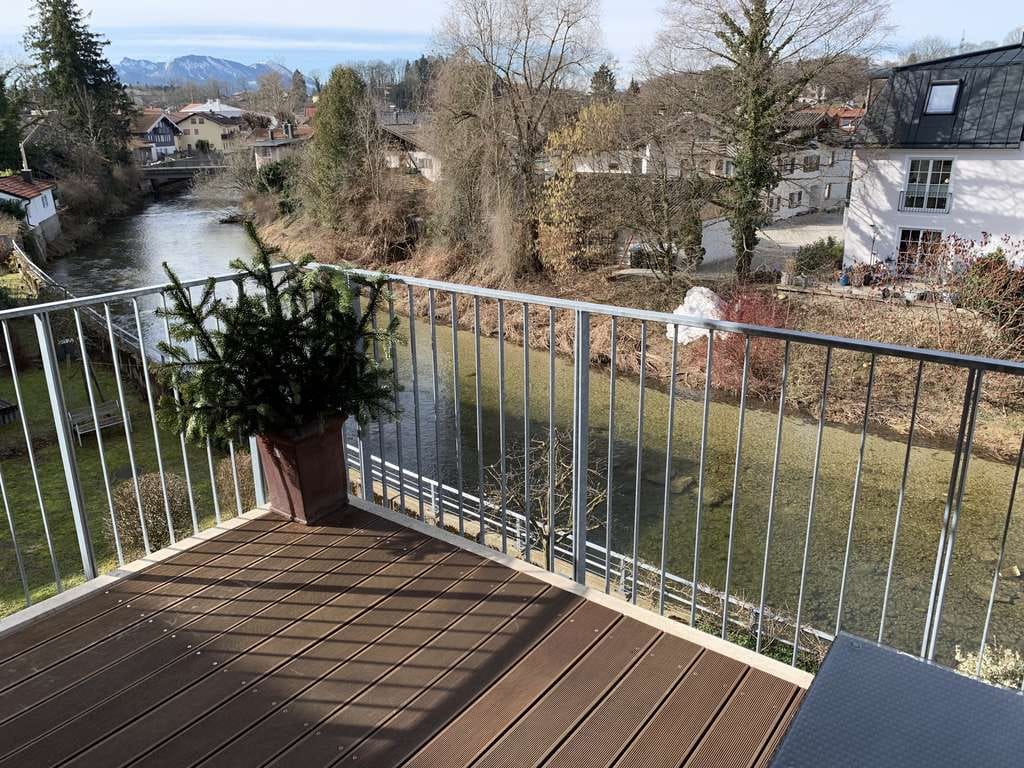 Immobilie in Prien am Chiemsee - Sonnige 3-Zimmer-Wohnung, freier Blick auf Fluss und Berge. Provisionsfrei, Top-Lage. - Bild 0
