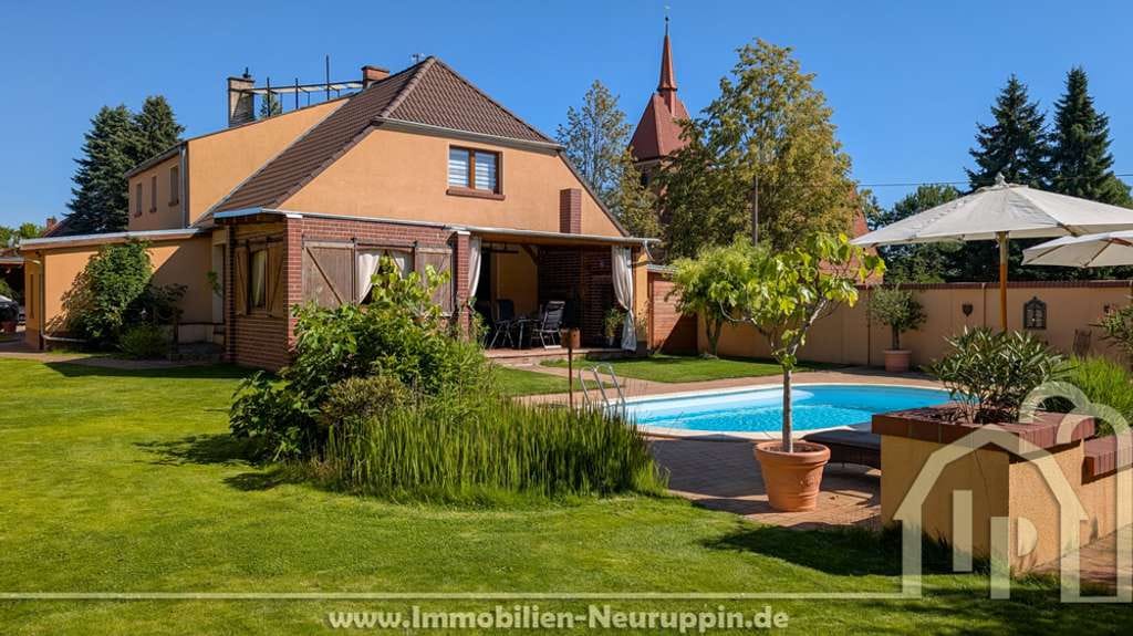 Immobilie in Temnitztal - Swimmingpool, Außenküche, Fußballplatz - großes Einfamilienhaus mit Scheune in Kerzlin - Bild 0