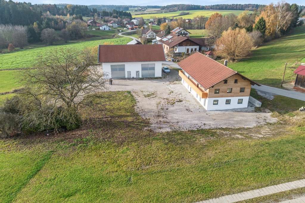 Immobilie in Arnstorf - Ehemalige Hofstelle, mit modern renoviertem Wohnhaus und  Wald-/Wiesenflächen - Bild 2