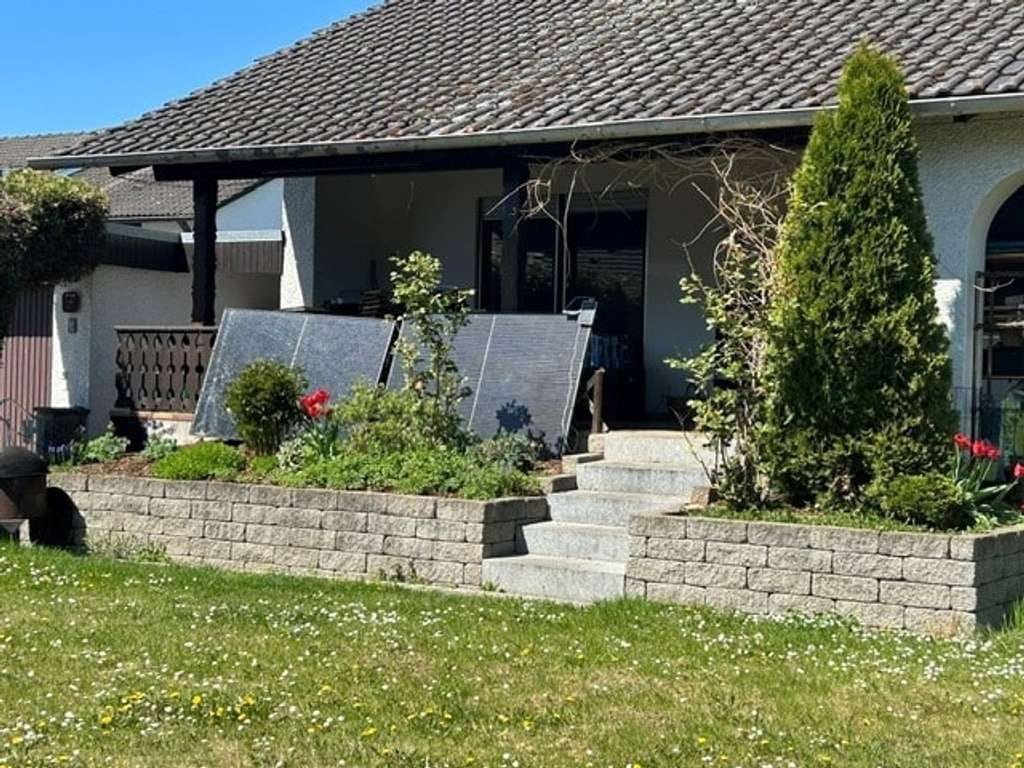 Immobilie in Wallersdorf - Komfortables Wohnen in einem großzügigen Einfamilienhaus mit Einliegerwohnung - Bild 4