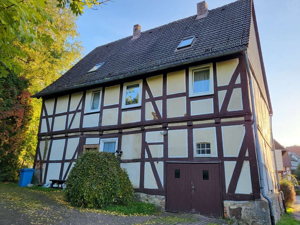 Immobilie in Staufenberg - Individuelles altes geräumiges Fachwerkhaus mit großem Grundstück und Garage - Bild 1