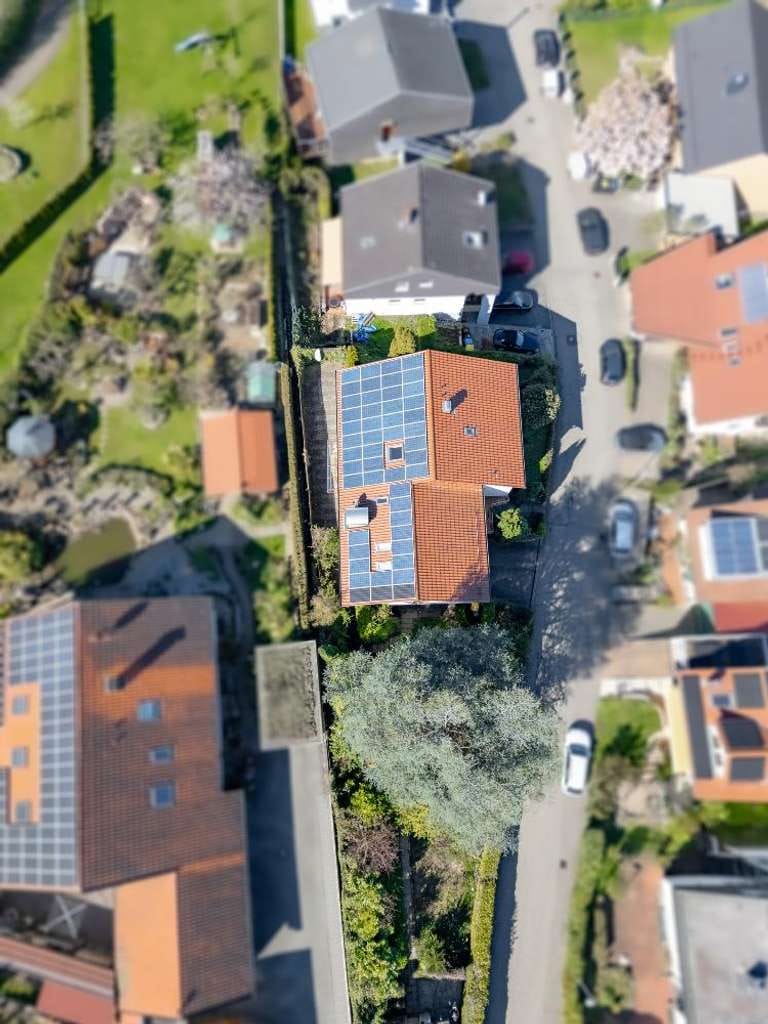 Immobilie in Schorndorf - Geräumiges Einfamilienhaus mit Einliegerwohnung und großem Garten + Platz für Ihren Fuhrpark - Bild 2