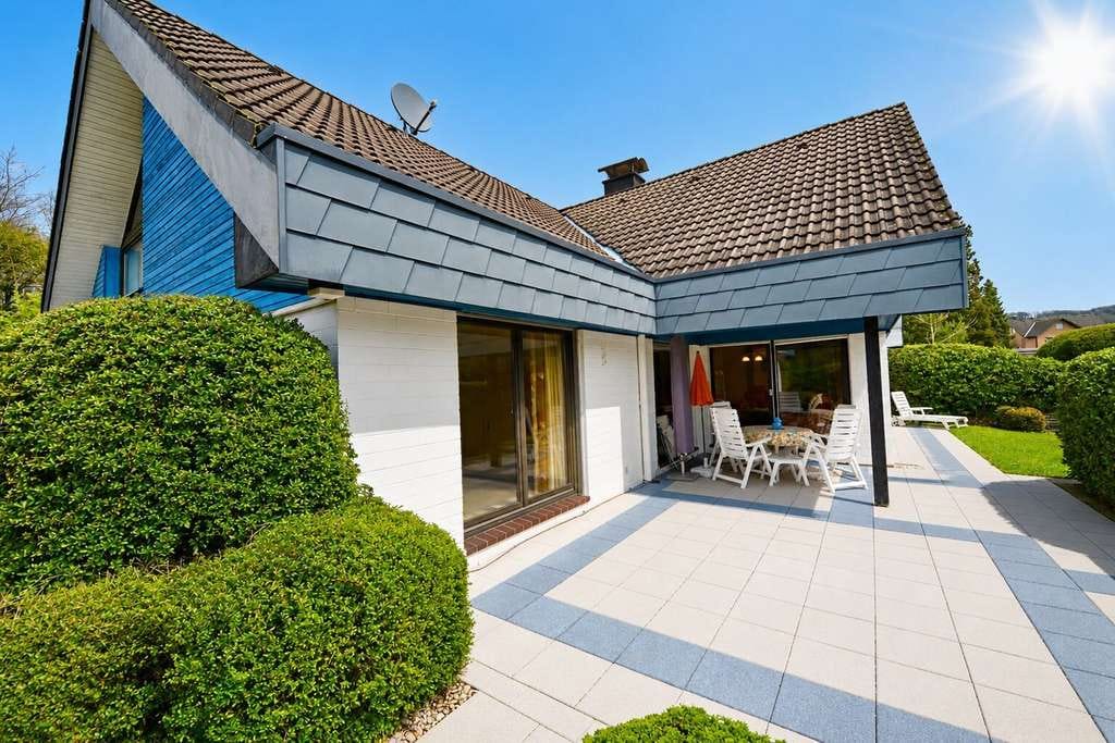 Immobilie in Hennef (Sieg) - Hennef-Bröl: Familienhaus mit Südterrasse, Doppelgarage und großem Grundstück - Bild 0