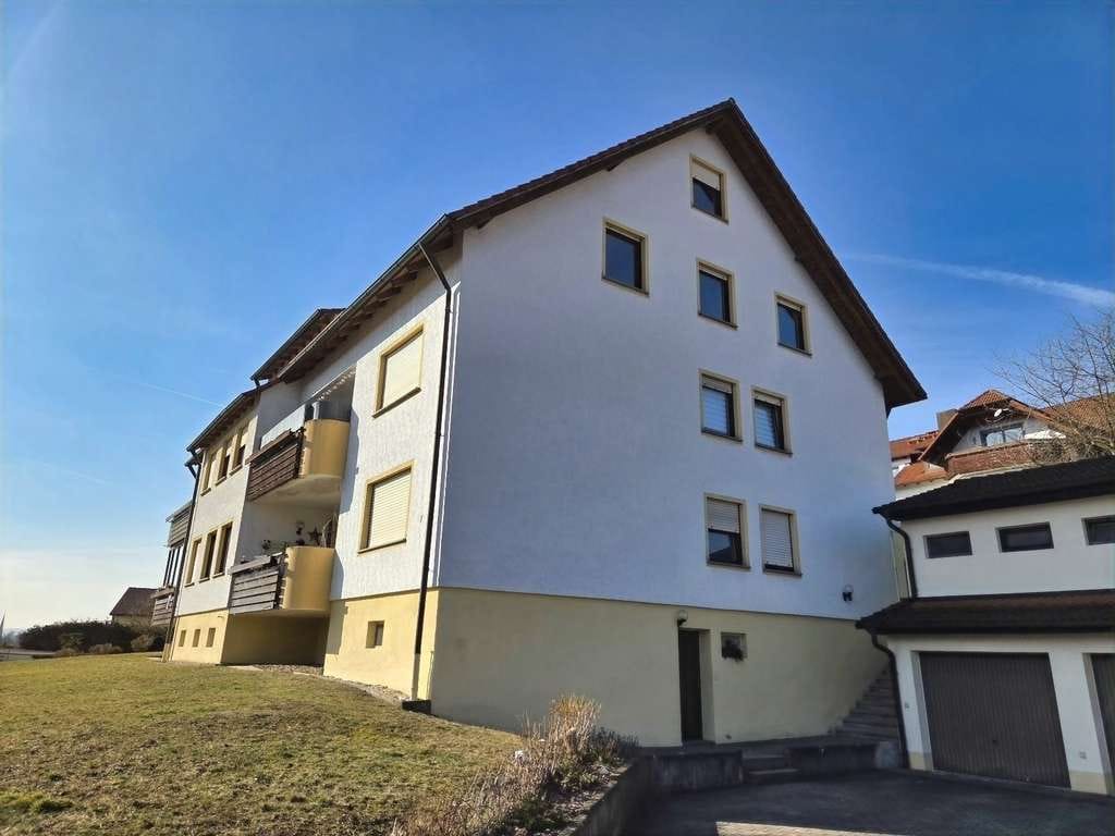 Immobilie in Ebern - Schöner Ausblick inklusive - 5 Zi-Dachwohnung (ca. 110 m²) mit Balkon, Keller u. Garagenstellplatz - Bild 3