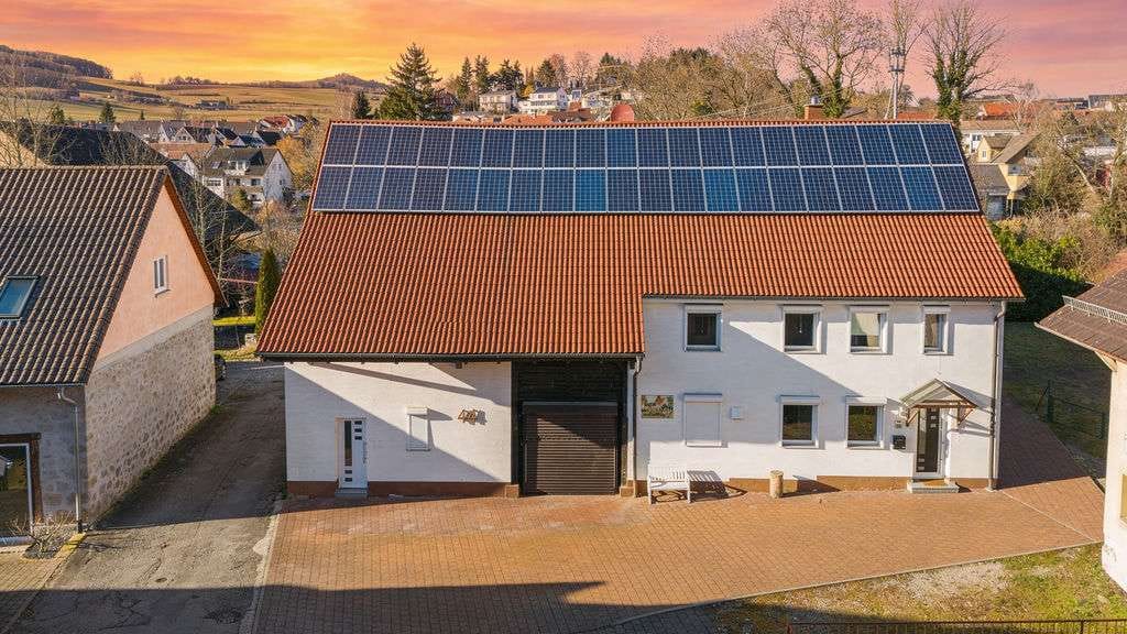 Immobilie in Hilzingen - Raumwunder mitten in Hilzingen!
Romantisches Fachwerkhaus mit zwei Garagen - Bild 0