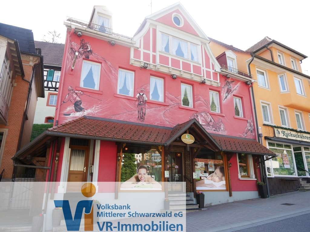 Immobilie in Triberg im Schwarzwald - Lebendiges Stadthaus mit Charakter - vielseitiges Wohn- und Geschäftshaus im Zentrum von Triberg! - Bild 0
