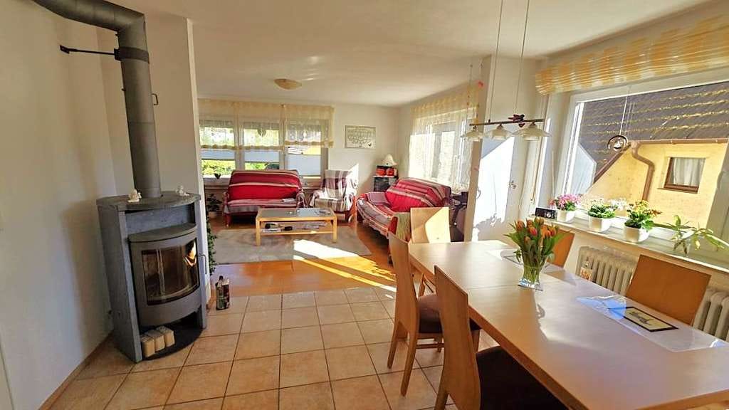 Immobilie in Durbach - Ein großzügiges, sehr gepflegtes 2-Familienhaus mit Platz für Kinder in ruhiger Lage von Durbach - Bild 1