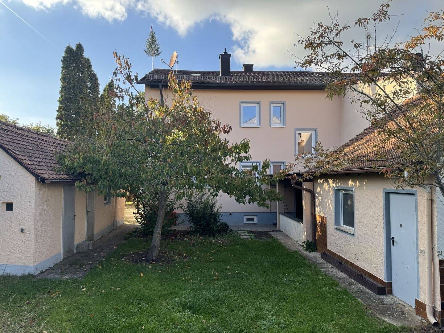 Immobilie in Heßdorf - Gut gelegene Doppelhaushälfte mit großem Garten und Bauland - Bild 1