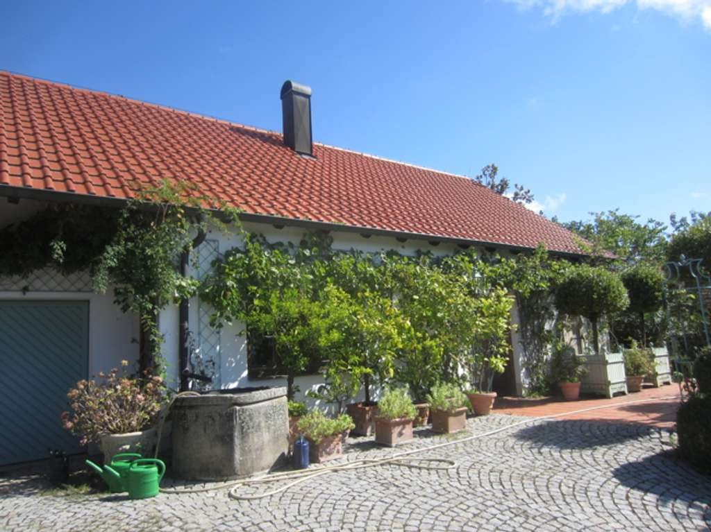 Immobilie in Moosthenning - Eindrucksvolles Landhaus mit Sauna in ruhiger Höhenlage ca. 3.400 qm Grundstück mit Weitblick - Bild 1