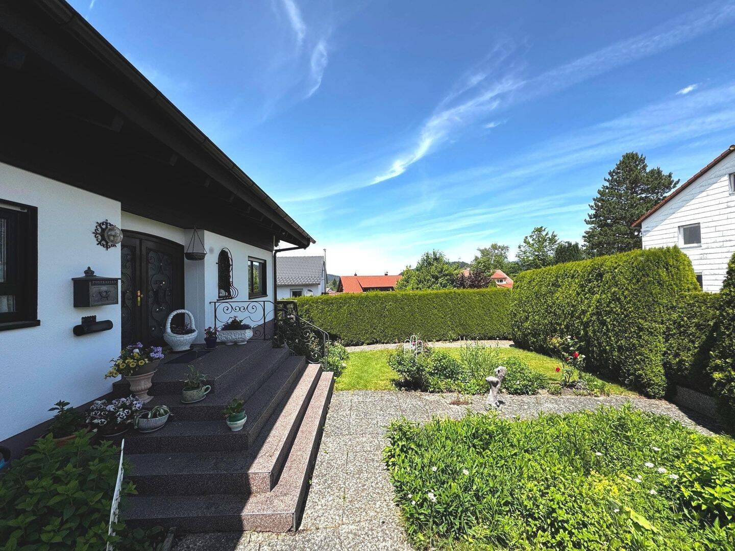 Immobilie in Isny im Allgäu - Gehobenes Wohnhaus mit großzügigem Grundstück, Pool sowie zwei Garagen in Isny im Allgäu - Bild 2