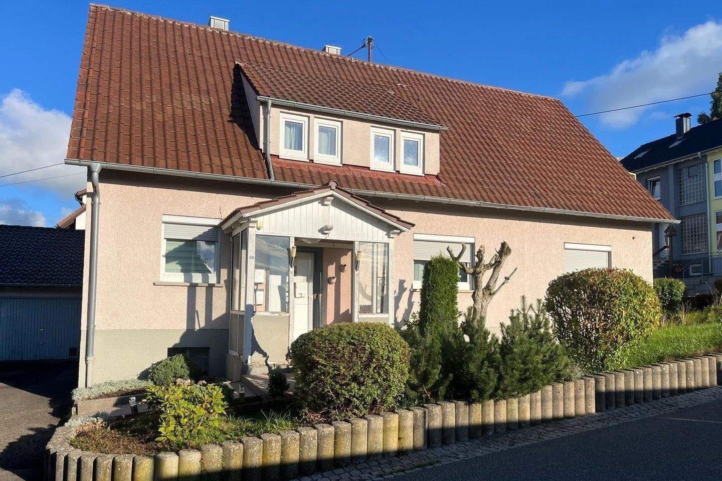 Immobilie in Gosheim - Voll vermietetes Zweifamilienhaus mit Garagen in Gosheim - Bild 1