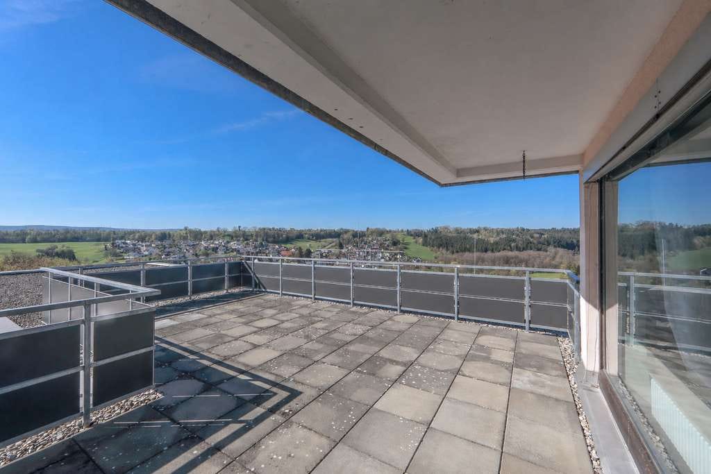 Immobilie in Leinzell - GROSSZÜGIGE PENTHOUSE-WOHNUNG MIT DACHTERRASSE, BALKON UND VIEL POTENZIAL - Bild 2