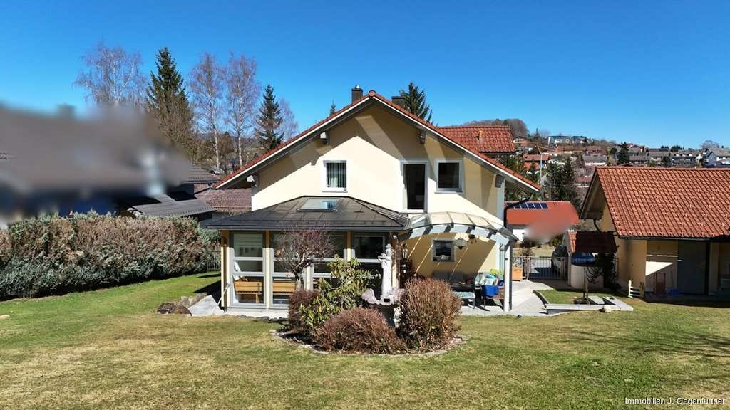 Immobilie in Sankt Oswald-Riedlhütte - Großes Einfamilienhaus inkl. zus. Bauplatz - große Doppelgarage - große Halle - 17 kWp Photovoltaik  - Bild 2