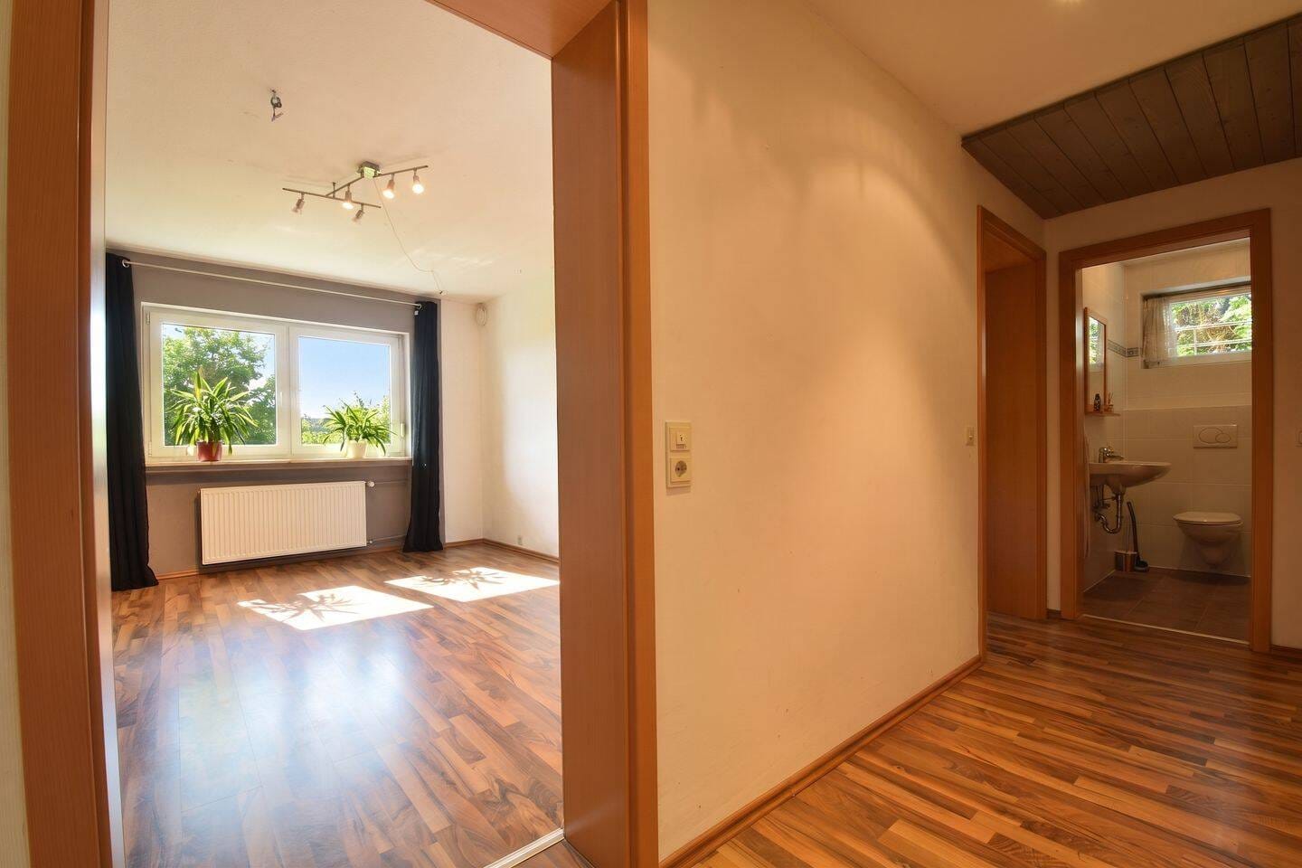 Immobilie in Obernburg am Main - Familien-Zuhause in begehrter Lage mit Aussicht und Platz für zwei Familien - Bild 3