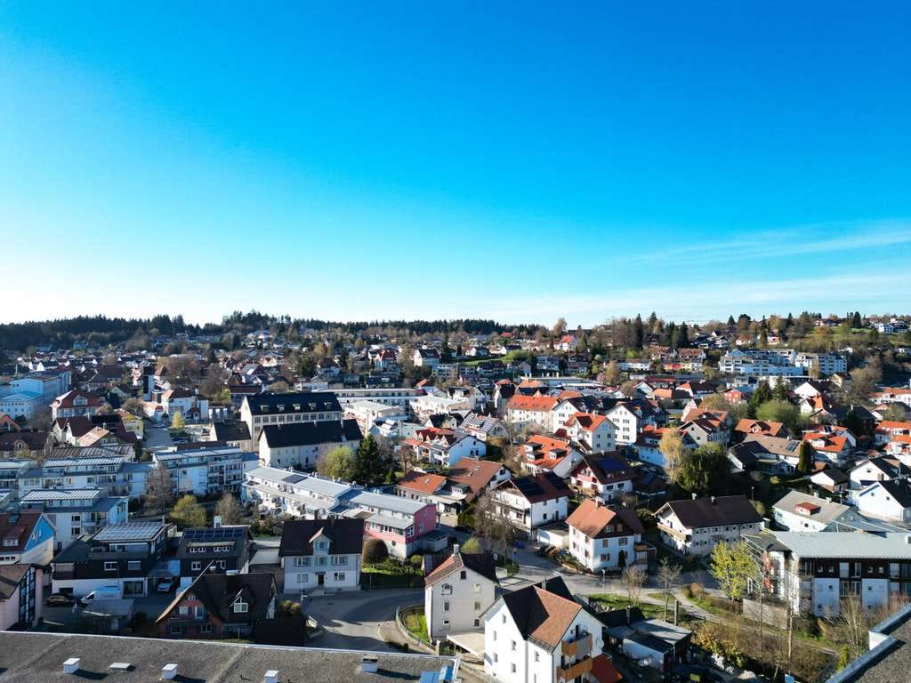 Immobilie in Lindenberg im Allgäu - Kapitalanlage mit Weitblick in Lindenberg im Allgäu: 3-Zimmer-Wohnung mit Westbalkon und Tiefgarage - Bild 2